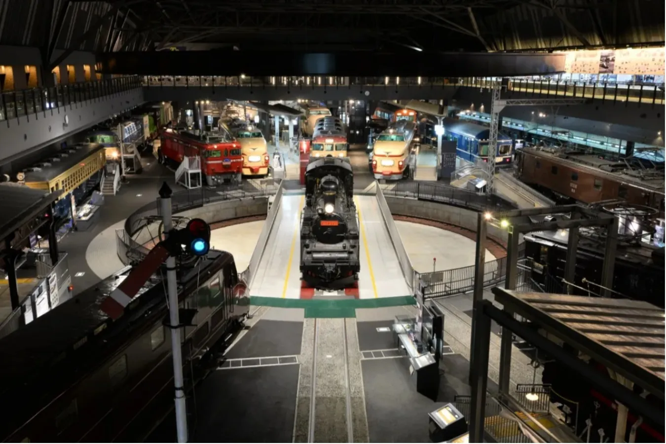 ▲C57-135蒸気機関車と転車台