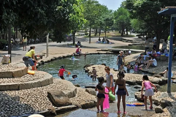 東京「じゃぶじゃぶ池・水遊び場」がある公園8選【2026】