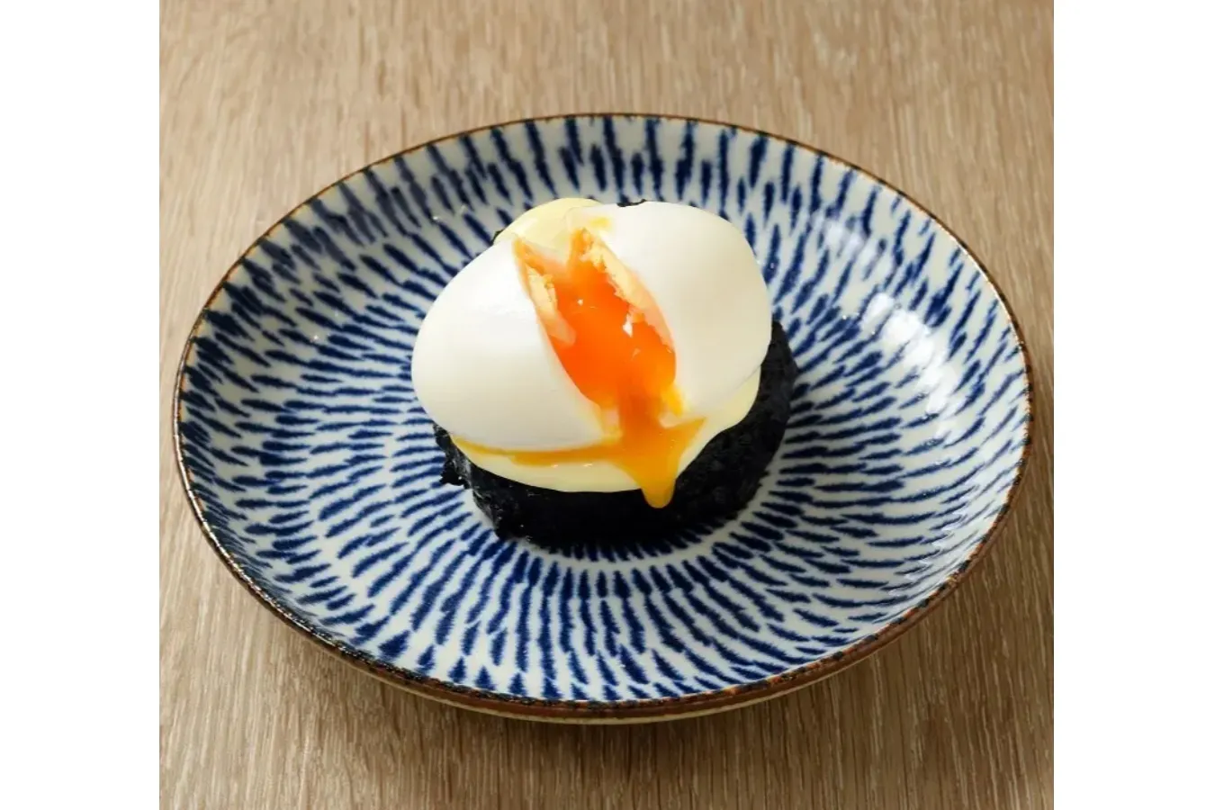▲「半熟玉子の炭ポテサラダ」（539円）