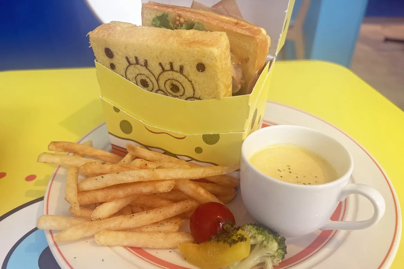 ▲「秘伝？熟成？とびっきり？アレとグリルチキンの秘密のサンドイッチプレート」※編集部撮影