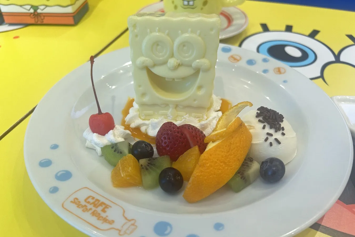 ▲「秘密のソースと彩りフルーツのごきげんなケーキ」※編集部撮影