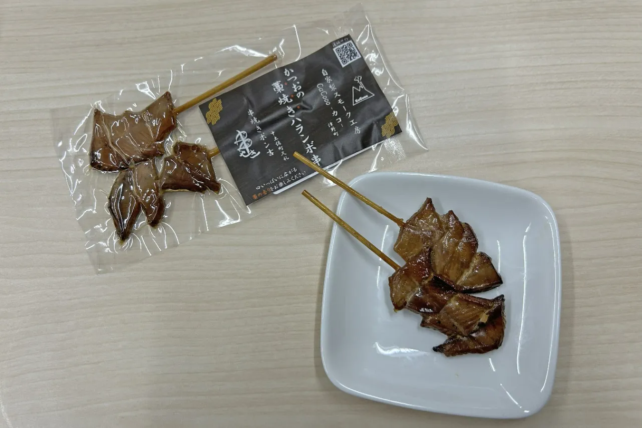 ▲串焼きポン吉「かつおの藁焼きハランボ串」