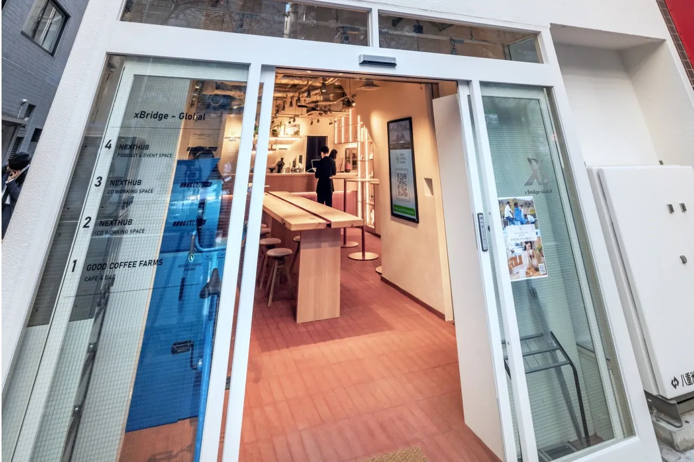 ▲店舗は2022年9月末に全棟リニューアルした「X-Bridge Global（クロスブリッジグローバル）」の1階。店内はスタンディングテーブル3脚をふくむ全20席