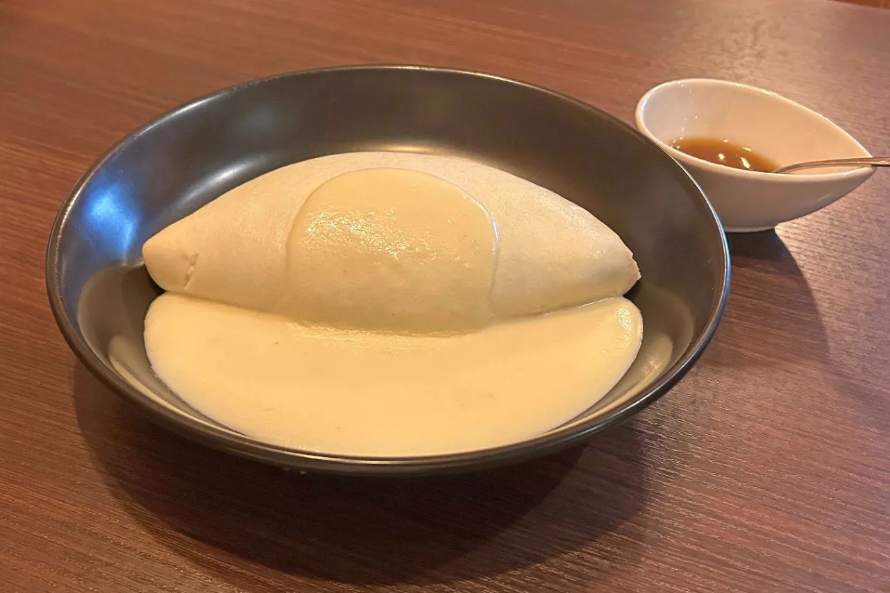 ▲「白いオムライス」平日ランチは単品で2,000円、土曜ランチは2,500円のセットメニュー（スープ、生ハムサラダ、ソフトドリンク付き）のみ提供。夜は1グループにつき1つまで提供で2,100円