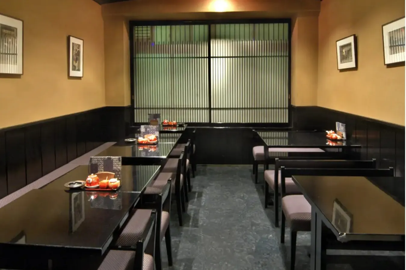 ▲1階も2階もテーブル席。2階へと続く階段は段差が急で、昭和の名残を感じられます