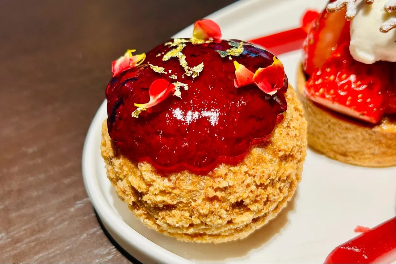 ▲赤ワインゼリーのシートが飾られた「苺シュークリーム」（撮影：レッツエンジョイ東京編集部）