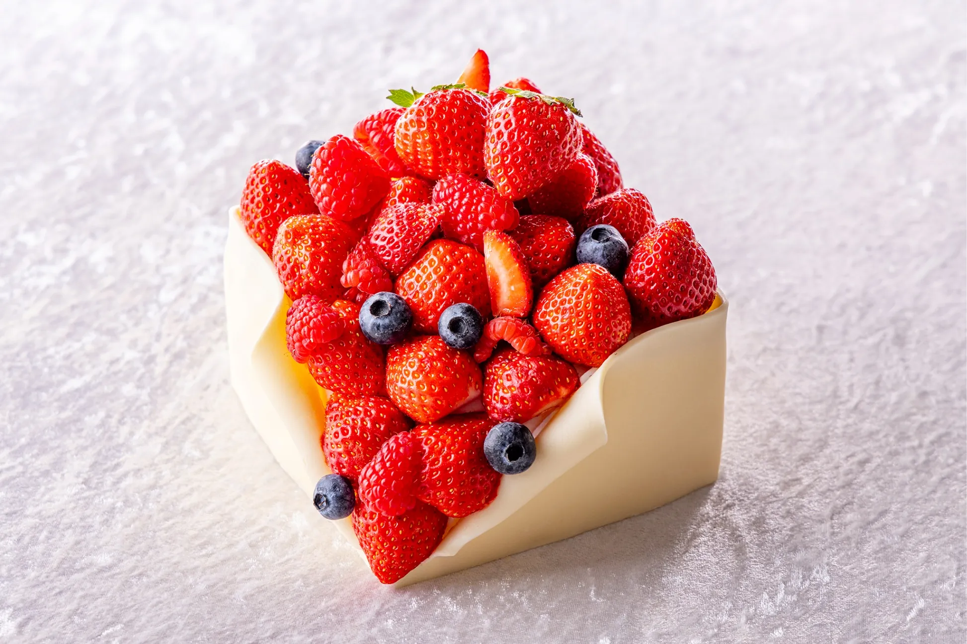 コンラッド東京のクリスマスケーキが登場！“あふれるベリー”のボックス型ケーキなど