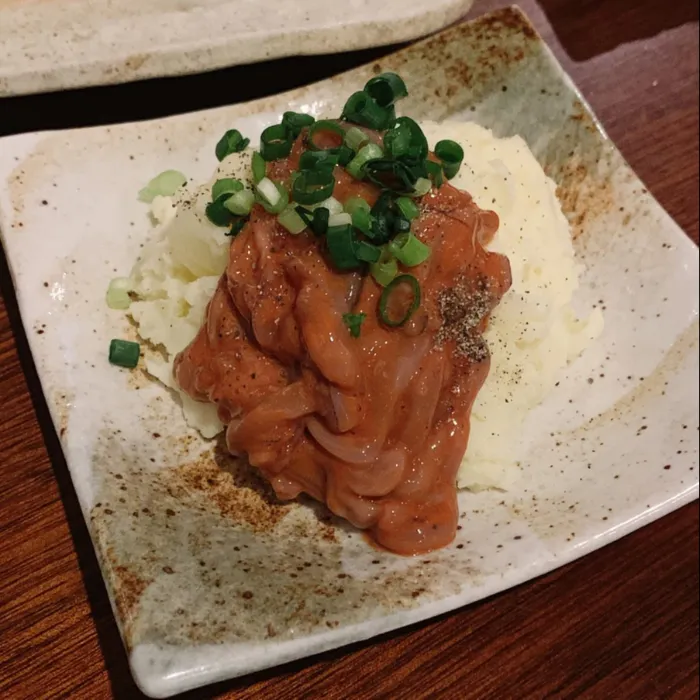 ▲「酔処 みね」の青森八戸産の塩辛のっけポテトサラダ