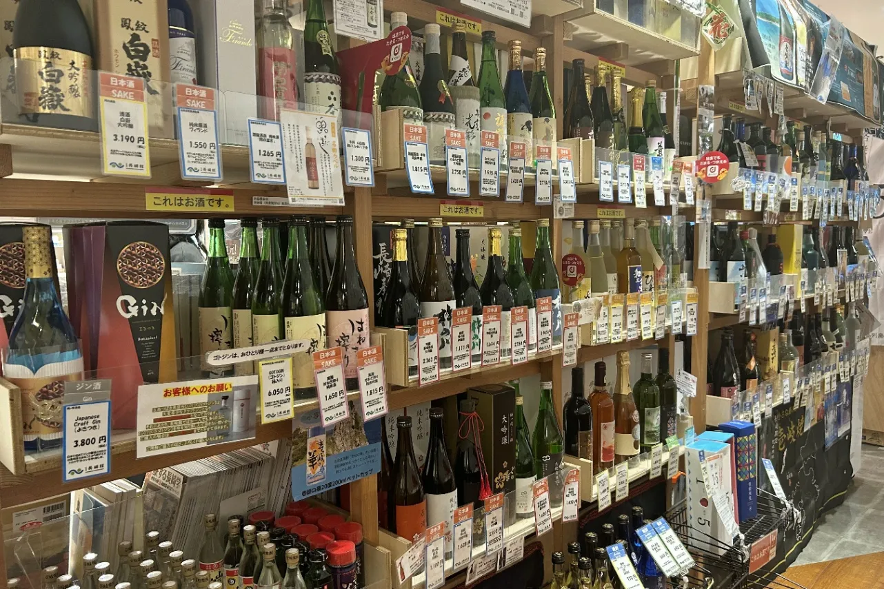 ▲多彩な地酒がズラリ！
