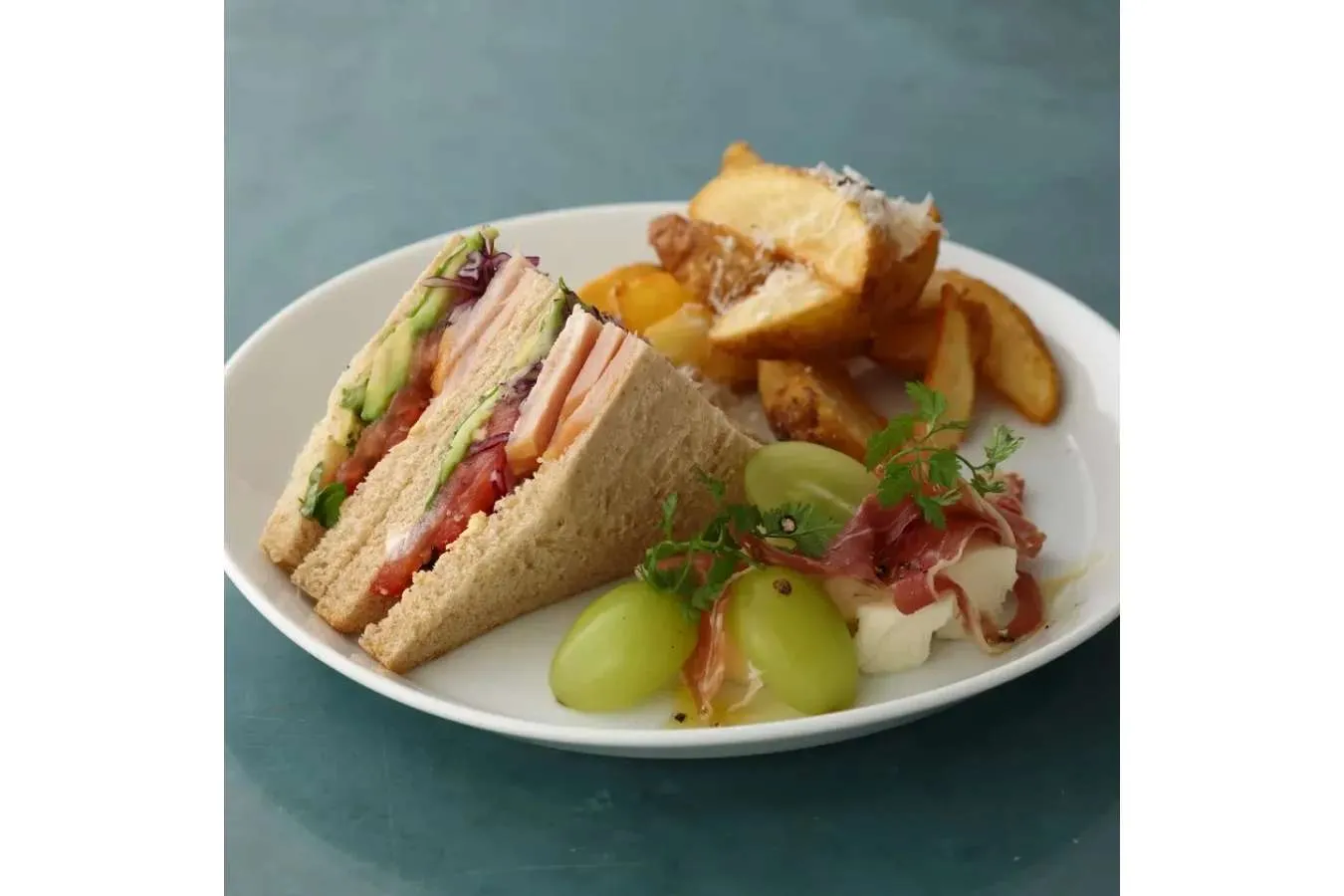 ▲「スモークした伊達鶏とアボカドのサンド」など、レストランならではのセイボリーメニュー