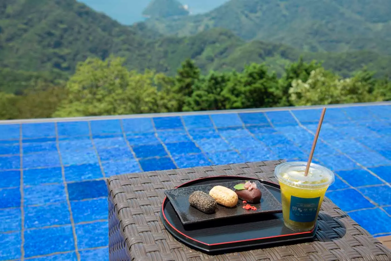 ▲ごま・きなこ・こしあんの三種の味が楽しめる「三色おはぎ」（650円）と、「抹茶レモネード」（600円）。どちらもかつらぎ茶寮。