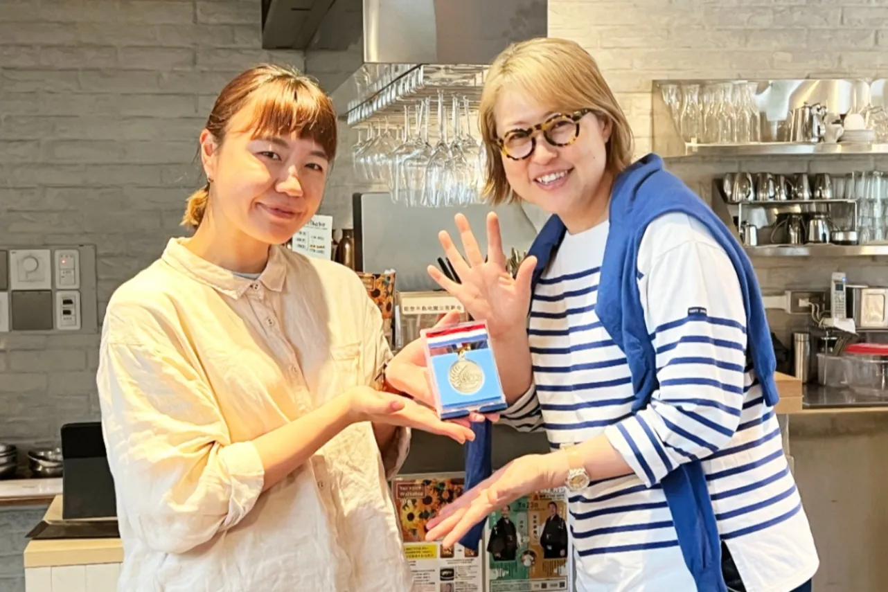 ▲写真右がVaji spiceディレクターの竹中さん。柔らかな接客が魅力の奈良谷店長とともに「JAPANESE CURRY AWARDS」のメダルを手に