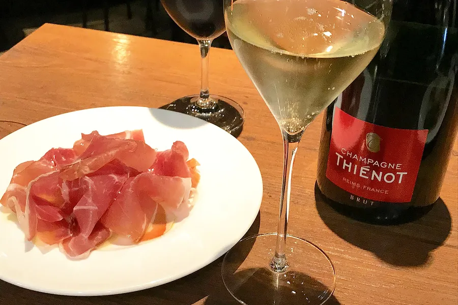 生ハム食べ放題500円！グラスワインが20種も！！コスパ抜群の「マルゴグランデ」は新宿女子会の二軒目使いに超優秀