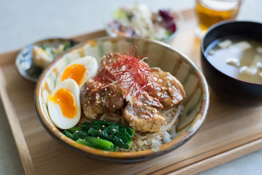 誰でも利用できる社員食堂やWi-Fiフリーのカフェetc.原宿のオススメ一人ランチ5選