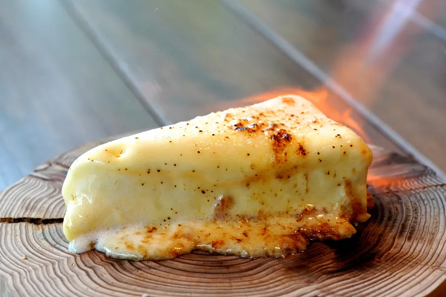 チーズケーキが焼かれてる～！あつあつチーズ料理がトロうま～なレストランに潜入してきた