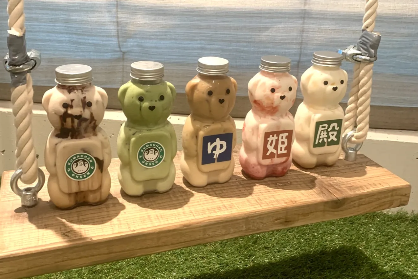 ▲「湯上りミルクドリンク」（各690円）。左から「チョコミルク」「抹茶ミルク」「ぷりんミルク」「いちごミルク」「北海道コーヒー牛乳」