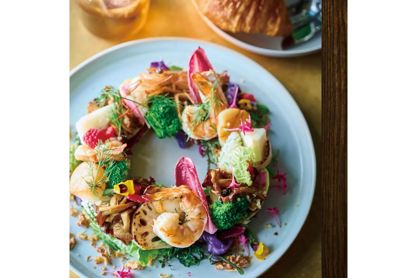 ▲「麻布台ヒルズ・オープン限定　魚介のスペシャルリースサラダ」（2,800円）提供期間：11月24日〜12月30日(クリスマス期間を除く)