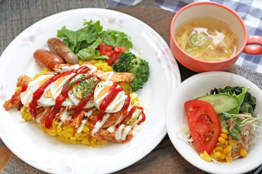 ▲ママに人気の「日替わりランチ」はメインにご飯、サラダ、スープがついて700円