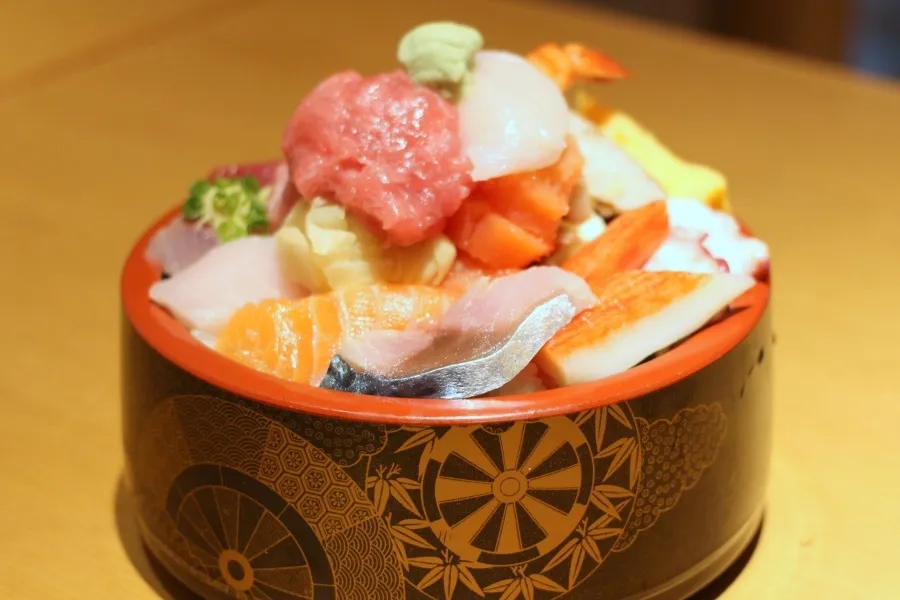 開店前から行列の爆盛ちらし！神田「すし定」ランチレポ