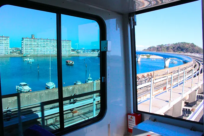 絶景を独り占め！海の上を走る「横浜シーサイドライン」で運転士気分