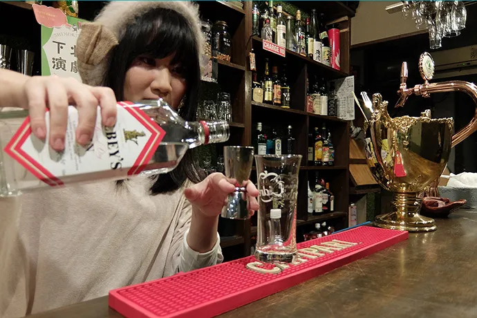 一人しかいないバーでバーテンと客の一人二役をやってみた
