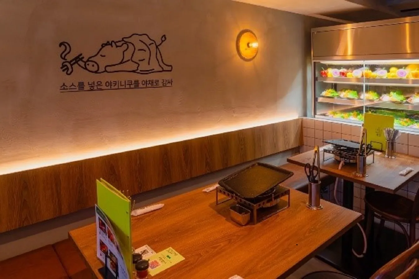 ▲豚が葉っぱに包まれている店のロゴが壁に描かれている