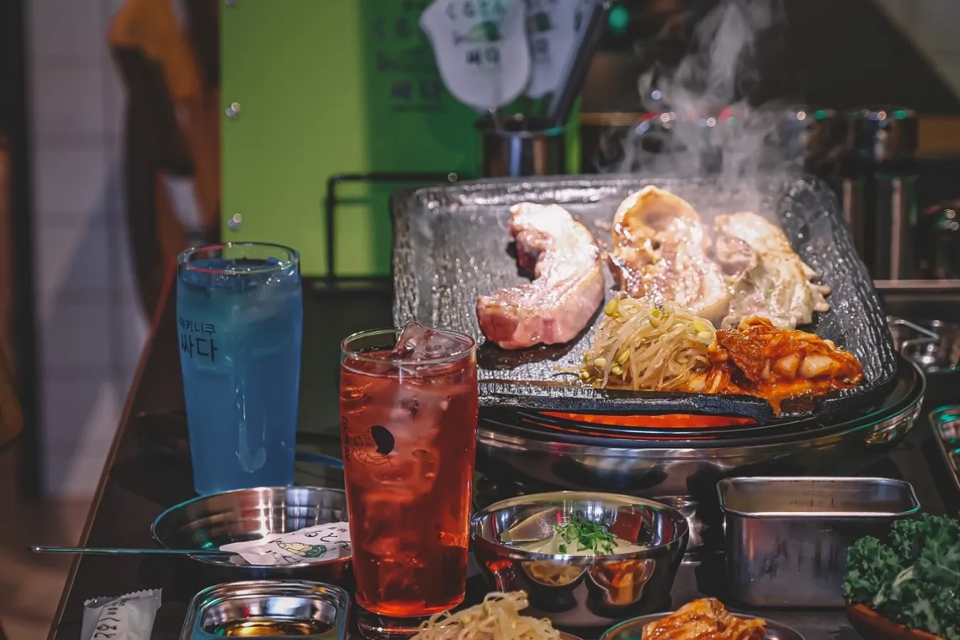 ▲焼肉を食べながらチャミスルやマッコリ、韓国クラフトビールなどの韓国酒も楽しめる