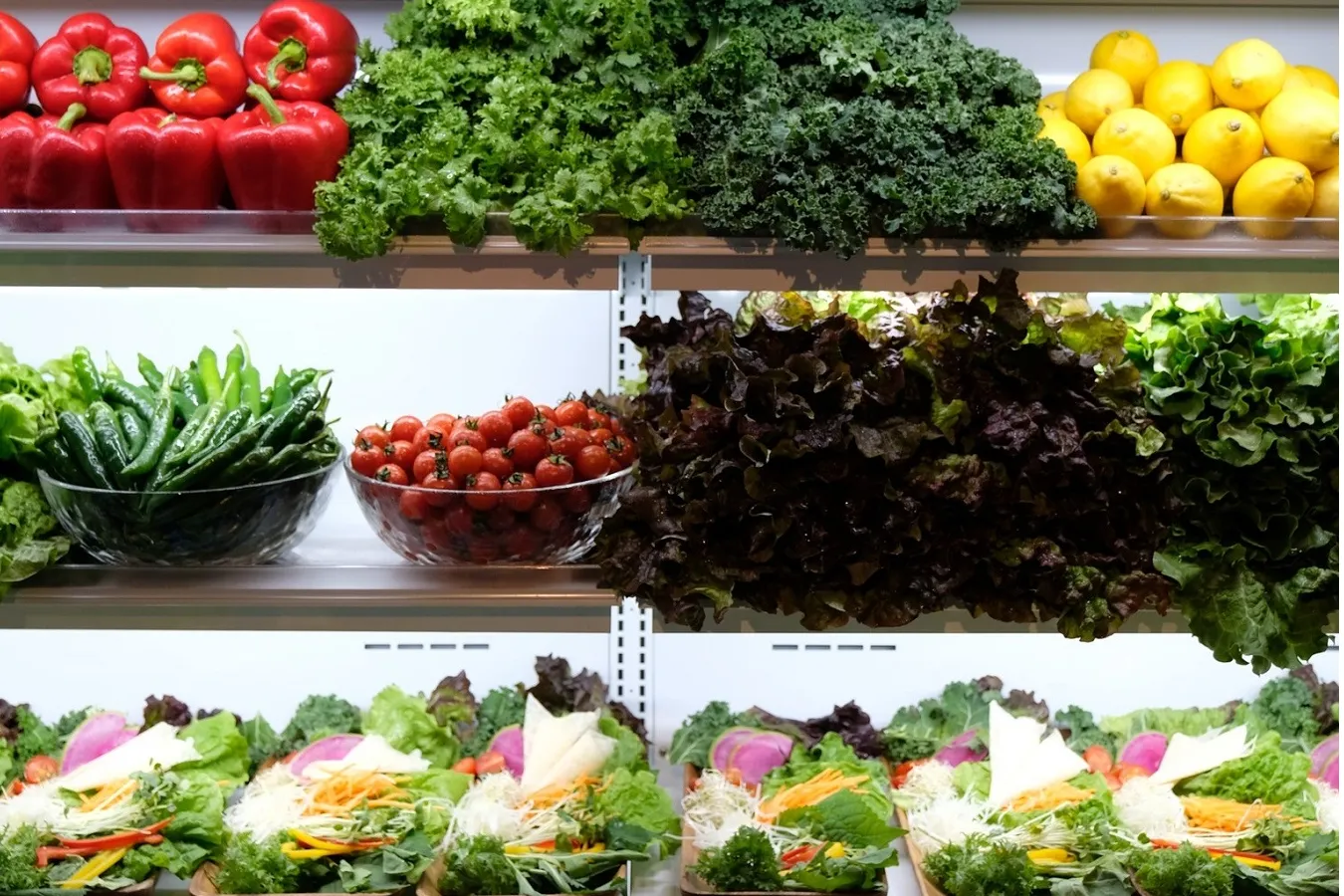 ▲肉などのメイン食材を野菜で包んで食べるのが韓国式