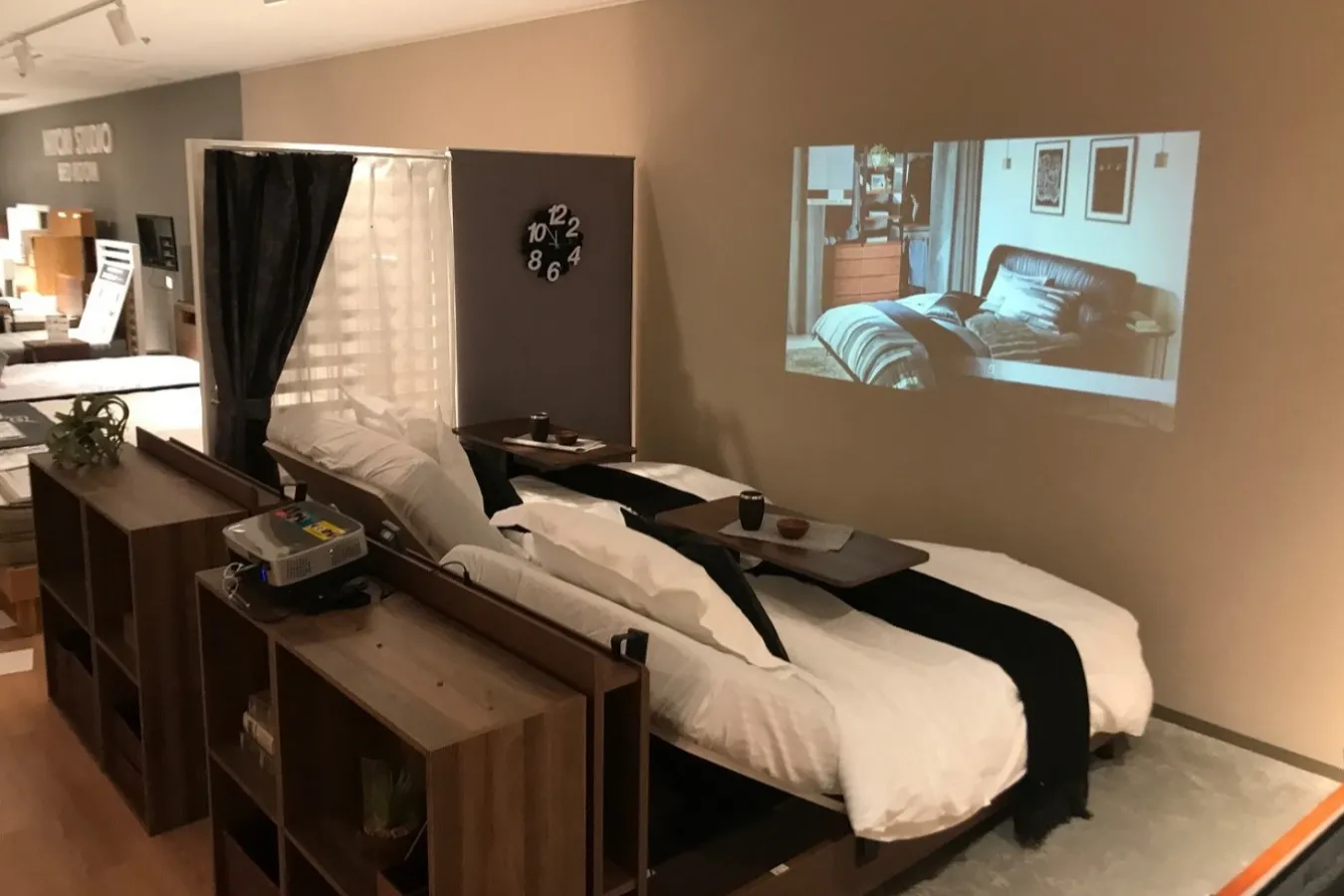 ▲寝室に電動ベッドを導入する例など、生活シーンに合わせたコーディネートも提案している