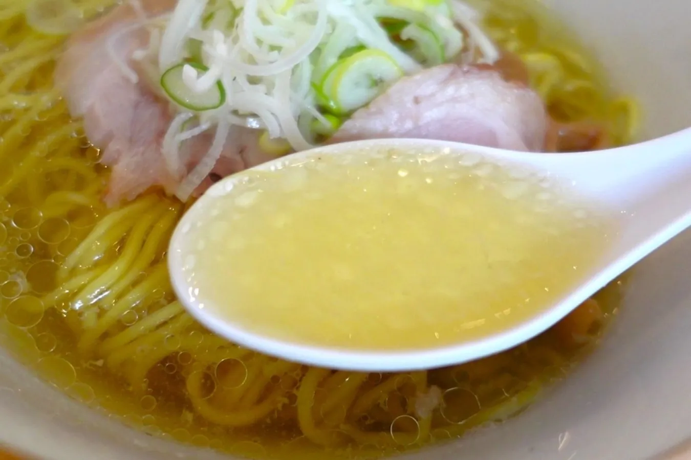 芸人とラーメン屋の“二刀流”店主が作る注目の一杯！塩ラーメンが絶品な浅草「鬼そば藤谷」_1281848