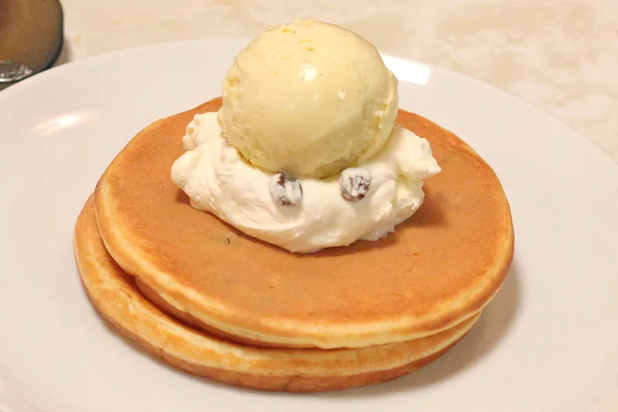 自家製ラムレーズン＆アイスがとろ～り♪老舗喫茶のホットケーキ