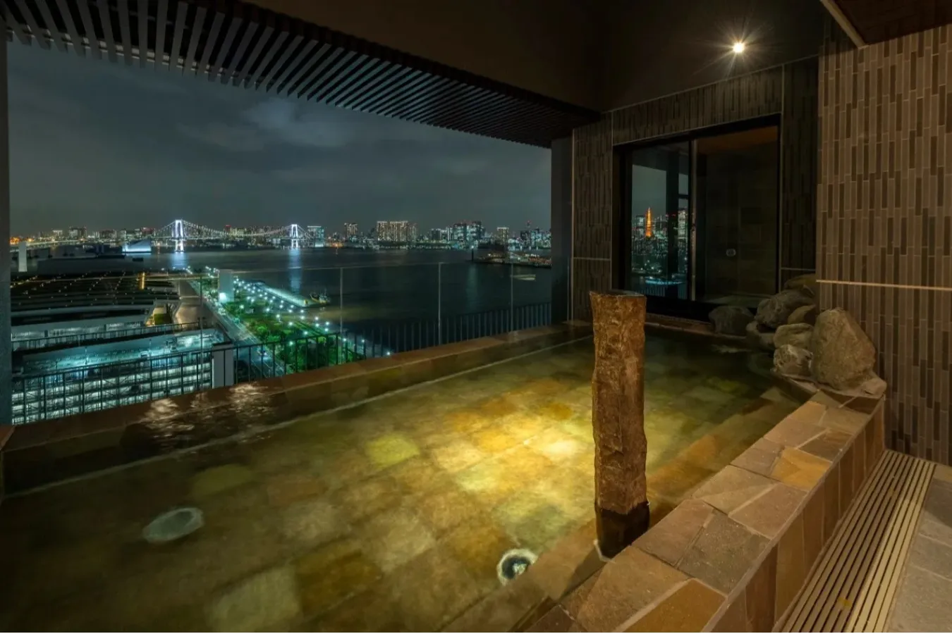 ▲男湯-露天風呂-ベイサイド・ベイブリッジ方面（夜）