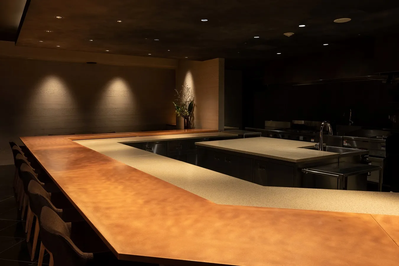 ▲「KITEMITE MATSUDO」の地下1階スーパーの奥を抜けたところに店舗に通じる秘密の入口が。店内はカウンター12席とテーブル席8席（4名×2卓）の合計20席という構成