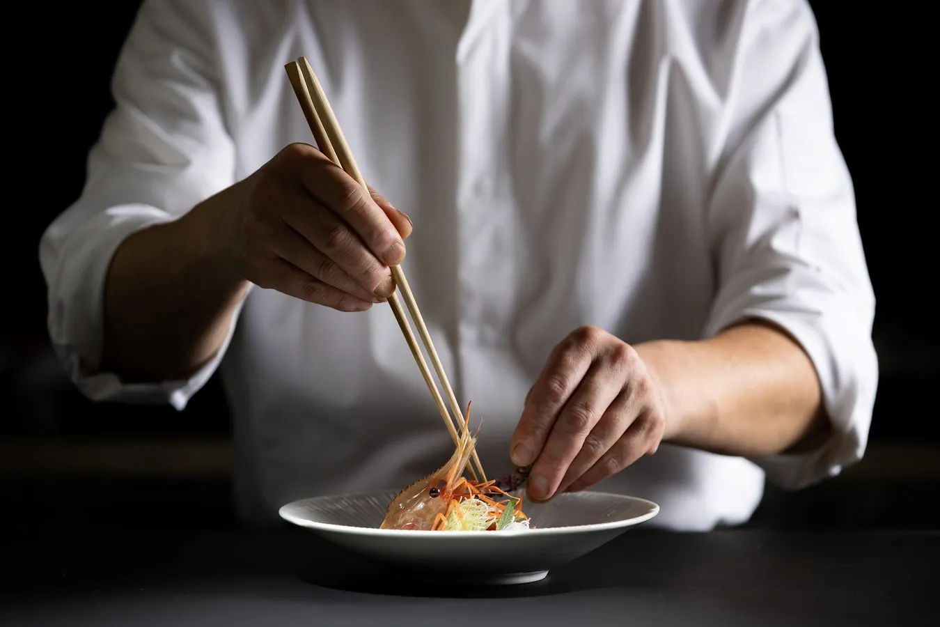 ▲カウンターなら目の前で料理人が調理しているところを見ながら食事が楽しめる