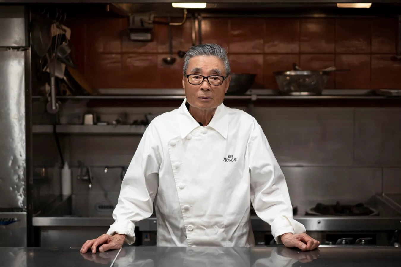 ▲“92歳のYouTuber”“現代の名工”“和の鉄人”などさまざまな肩書を持つ道場六三郎氏。「懐食みちば」のオープン日には本人も登場した