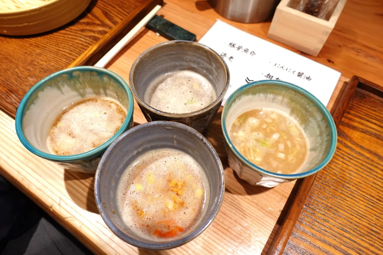 ▲奥から時計回りに「豚骨魚介」「にんにく醤油」「担担」「海老」