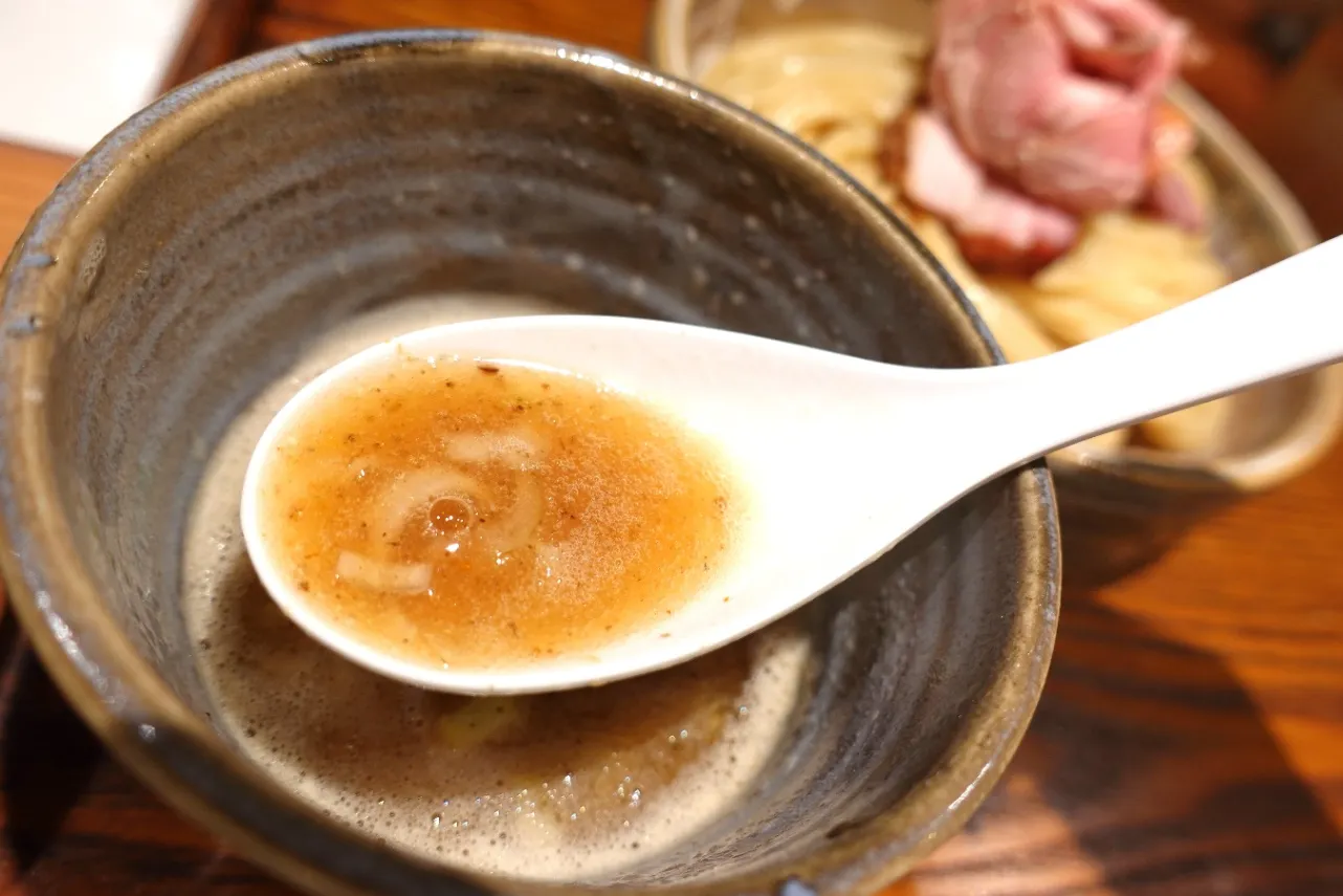 ▲さらりとしたそのままでも飲みやすいスープ（写真は豚骨魚介）