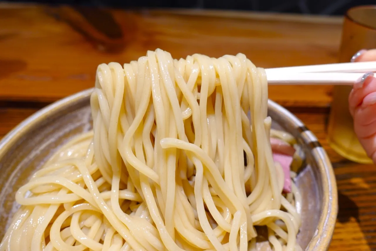 ▲麺は並盛で300gと、一般的なラーメン店の大盛くらいの食べ応え！オーダーの際に少なめにしてもらうことも可能