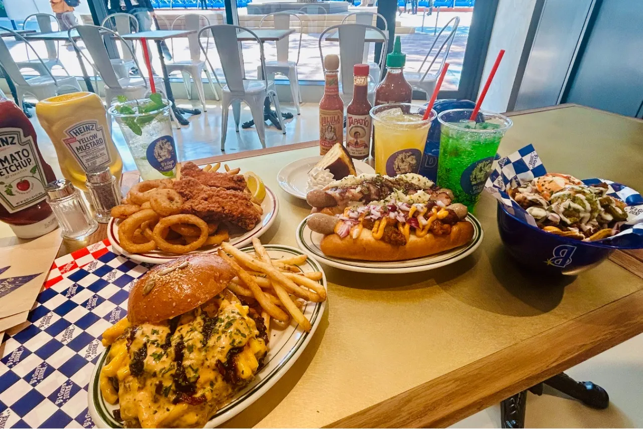 ▲「Y’s Guys DINER」で楽しめるグルメ一例（撮影：レッツエンジョイ東京編集部）