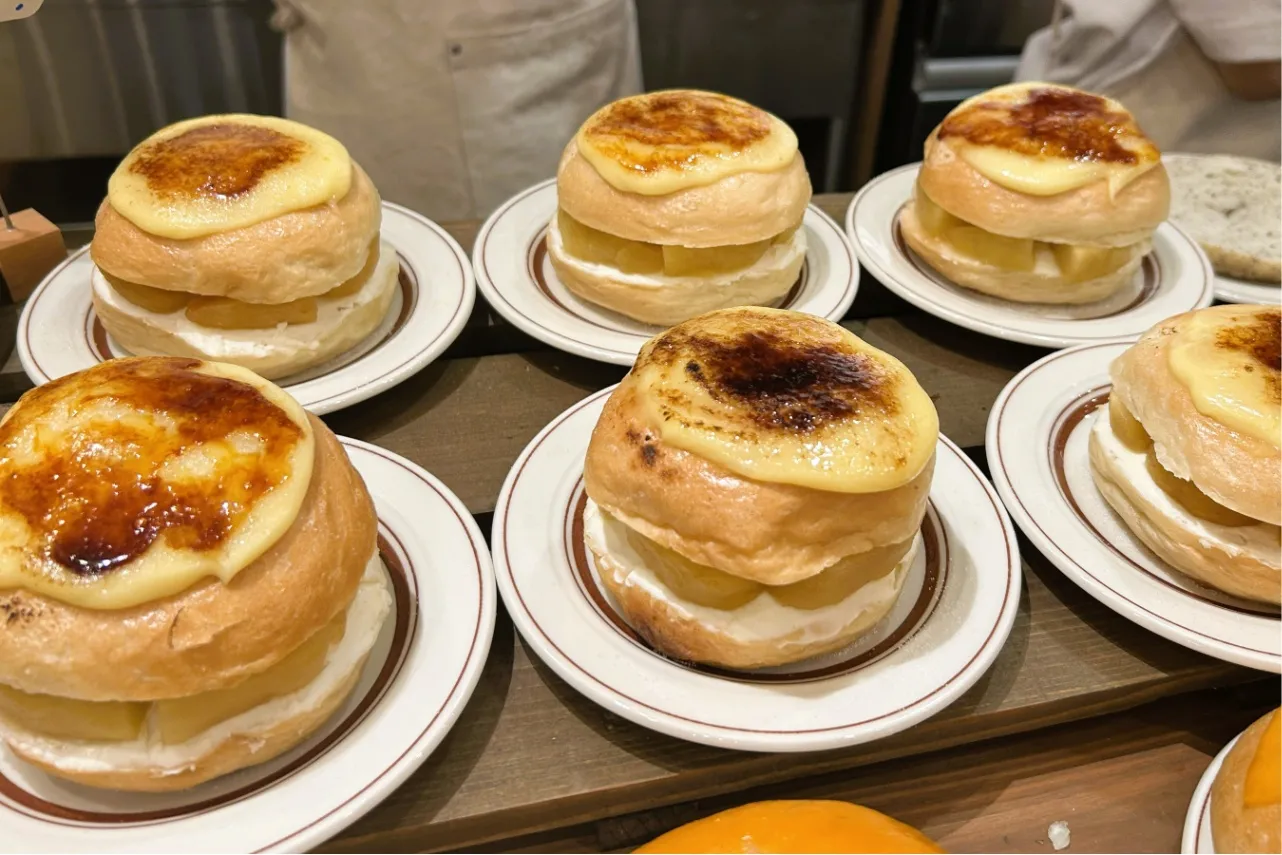 ▲「アップルシナモンとクリームチーズのベーグルサンド」