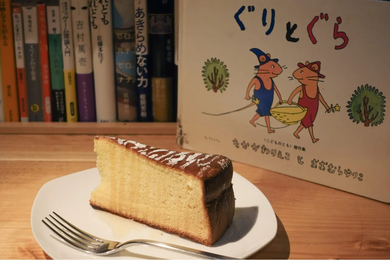 ▲『ぐりとぐら』でぐりとぐらが作っていた「カステラ」を再現