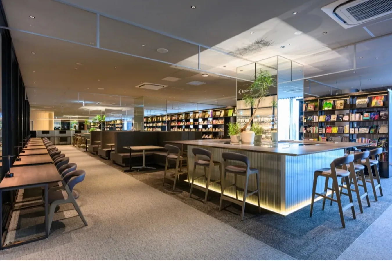 ▲TSUTAYA BOOKSTORE 渋谷サクラステージ SHARE LOUNGE