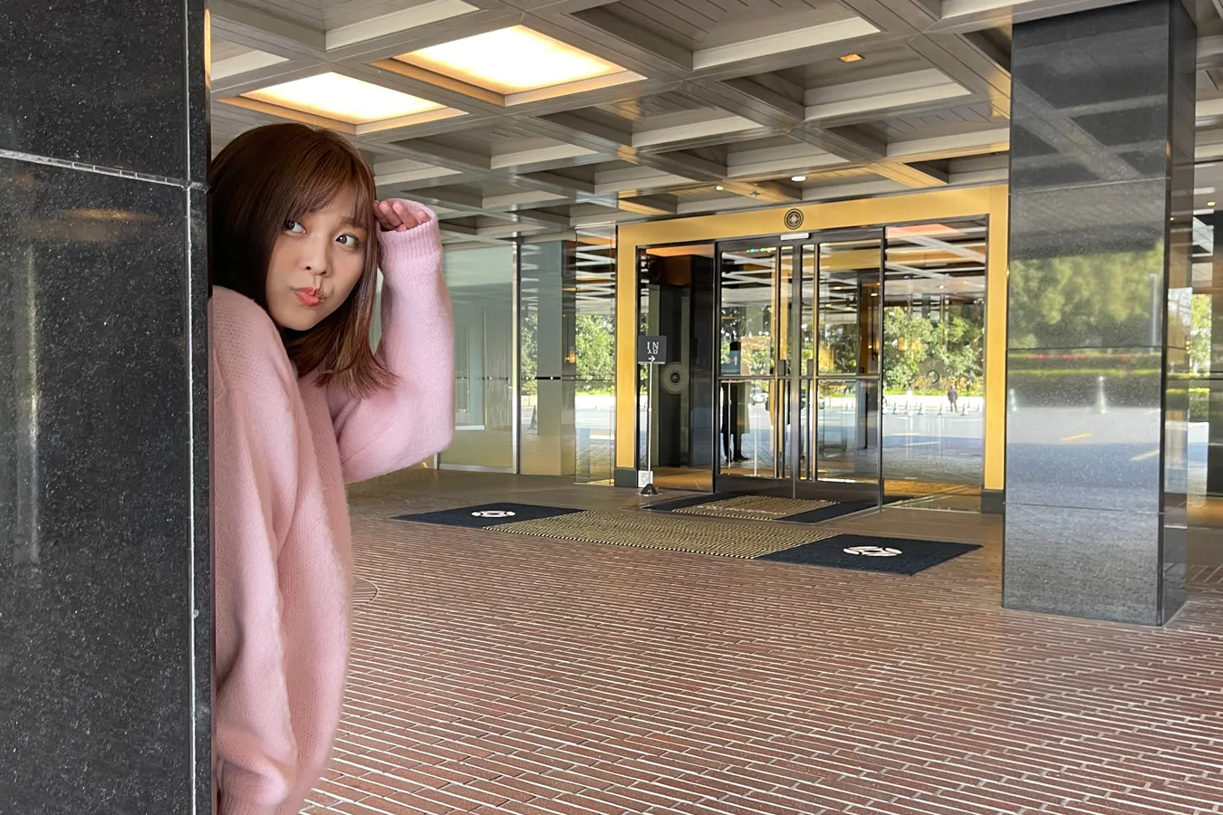 ▲柱の裏側に隠れてみた筆者