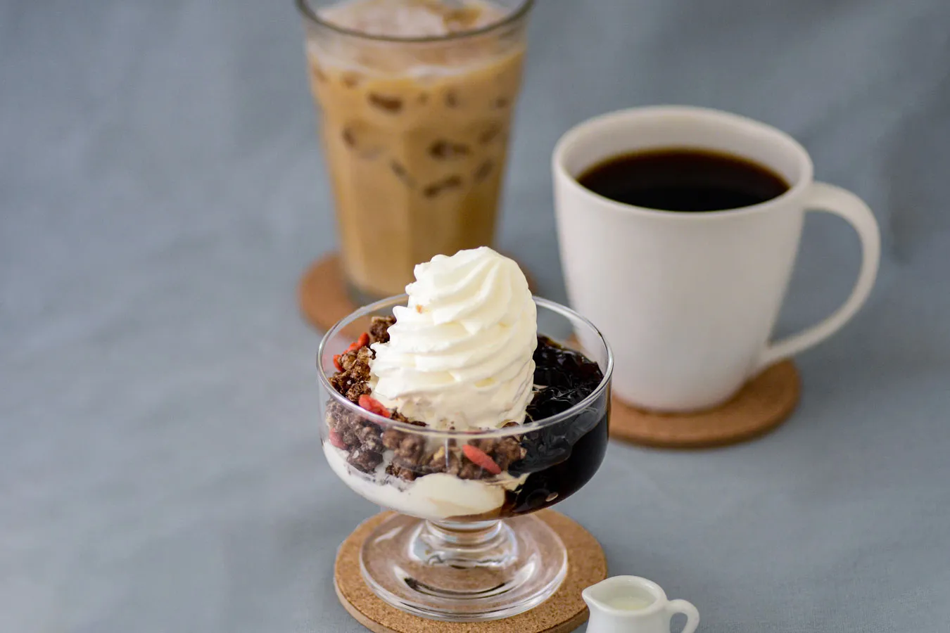 ▲「カフェオレソフトサンデー」（580円、「自家焙煎コーヒー（ホット・アイス）」（180円）、「カフェオレ（ホット・アイス）」（320円）