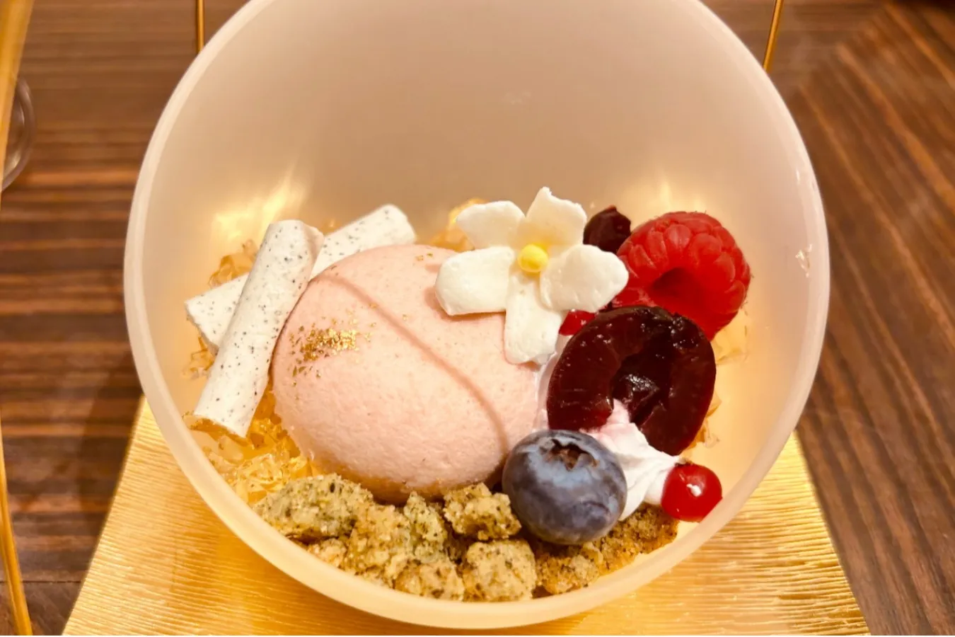 ▲「サワーチェリーとジャスミンのコンポジションパフェ」はペストリーシェフ自慢の一品