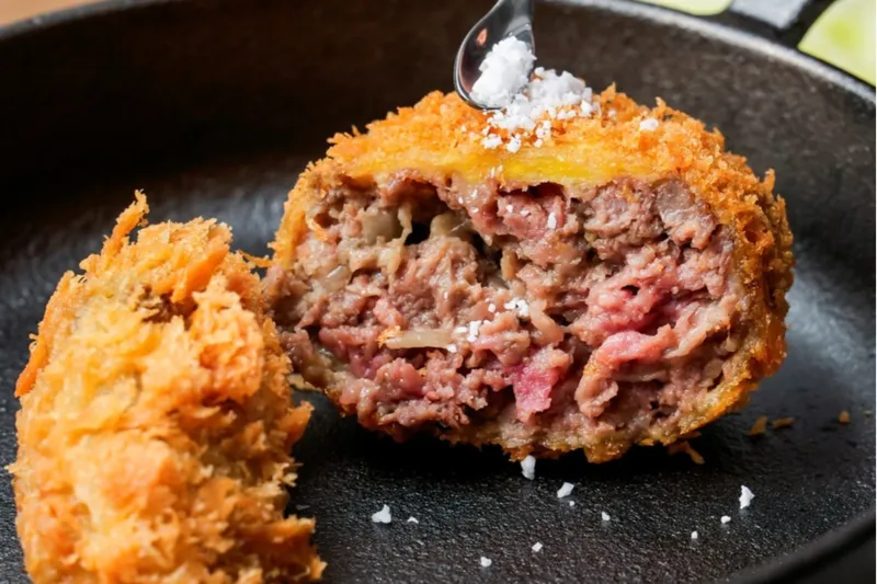 串カツ田中の新ブランド！“極上メンチカツ”専門店「挽きたて和牛レアカツ ザ・メンチ」大宮に誕生