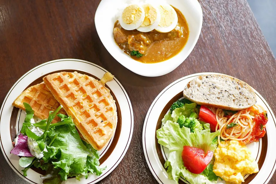 新宿駅近でドリンクバー付き1,530円の食べ放題を発見！パンに洋食、スイーツまで好きなだけ食べてきた