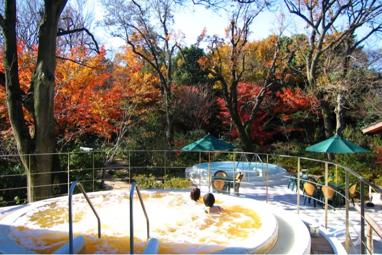 ▲屋外ジャグジー（秋）