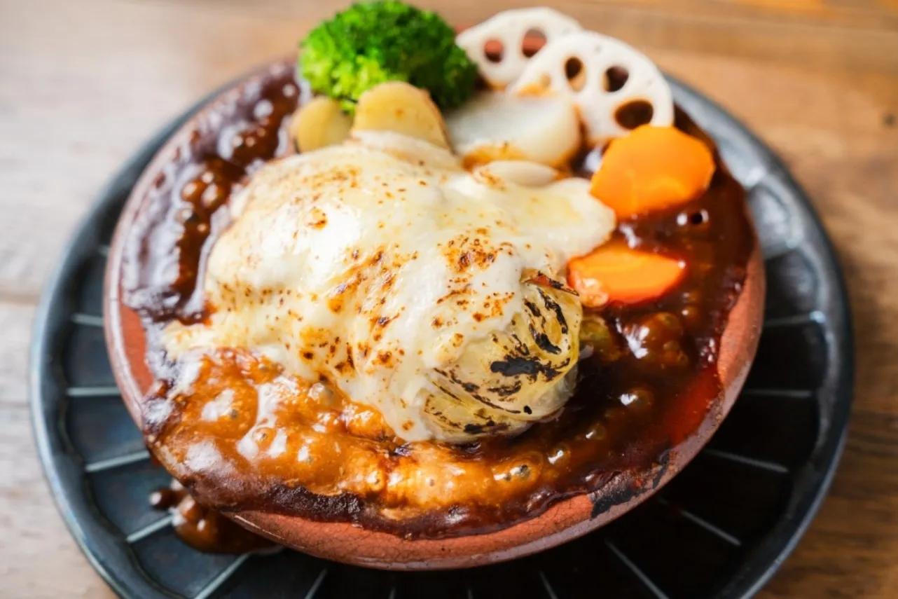▲熟ハンバーグが主役の焼きロールキャベツグラタン