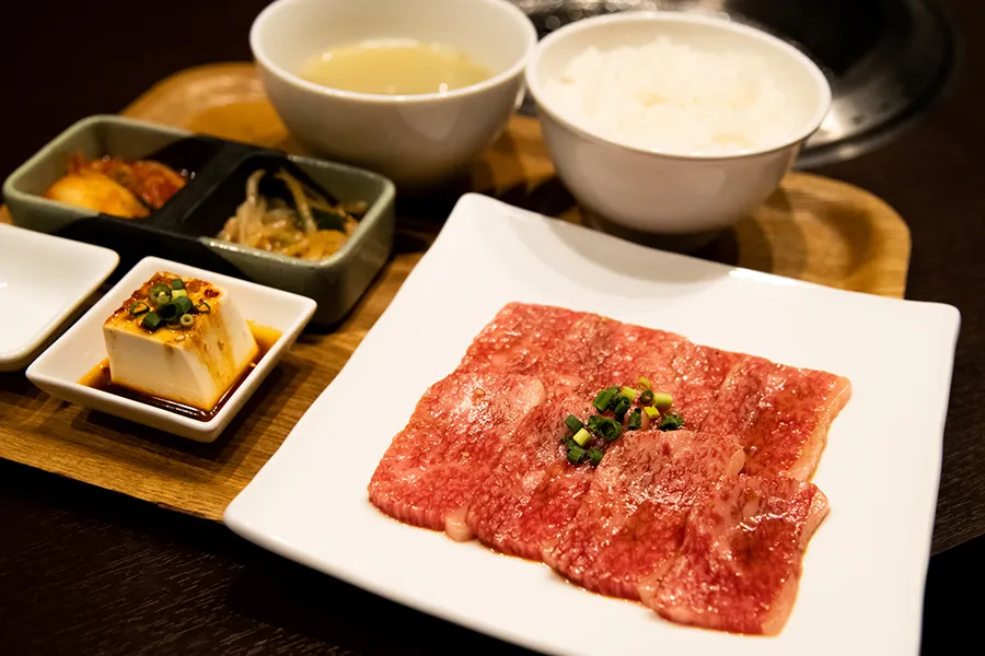 1,000円で和牛カルビにサラダバー！女子がランチデートに誘われたいアジアンリゾートな新宿焼肉店